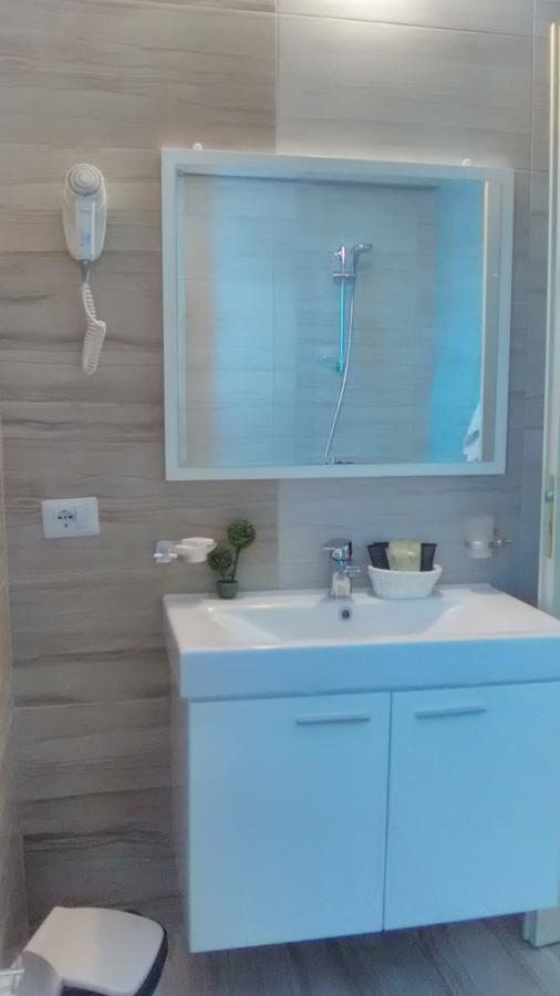 Aler Holiday Inn Саранда Екстер'єр фото