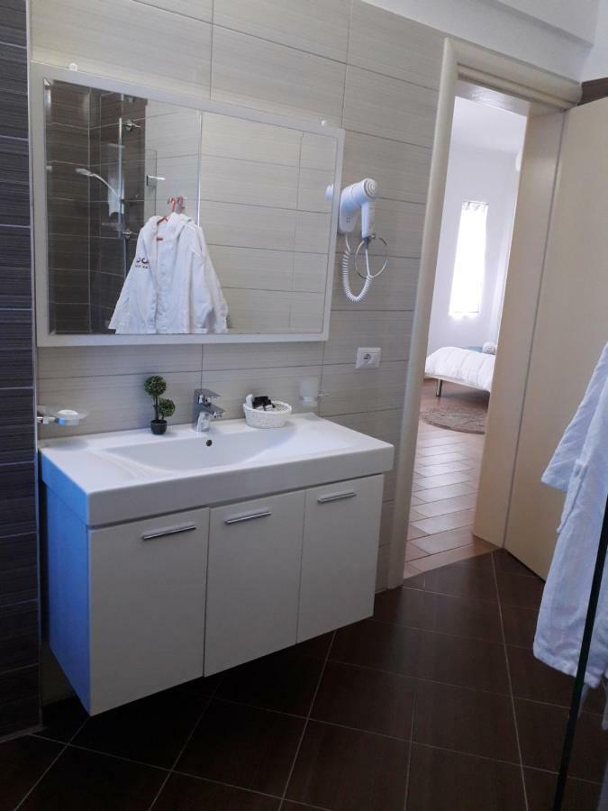 Aler Holiday Inn Саранда Номер фото