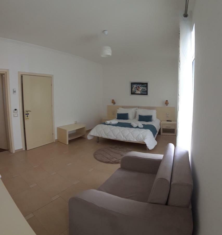 Aler Holiday Inn Саранда Номер фото